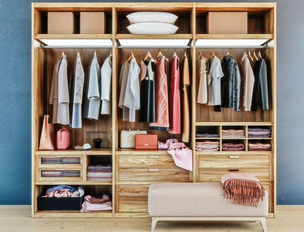 Lemari pakaian dengan sistem penyimpanan pintar yang mengoptimalkan ruang vertikal dan horizontal